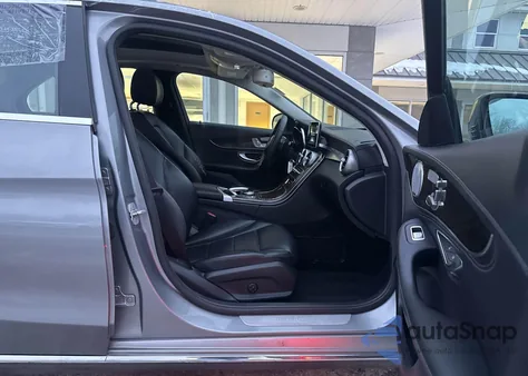 2015 Mercedes-Benz C 300 4Matic z USA, uszkodzony, nr VIN 55SWF4KB8FU029768